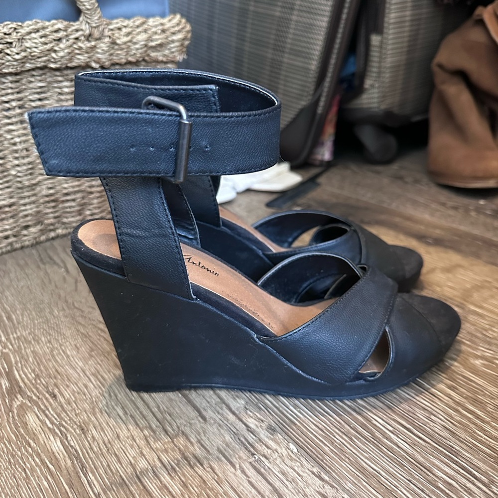 Black wedges shoes by Michael Antonio